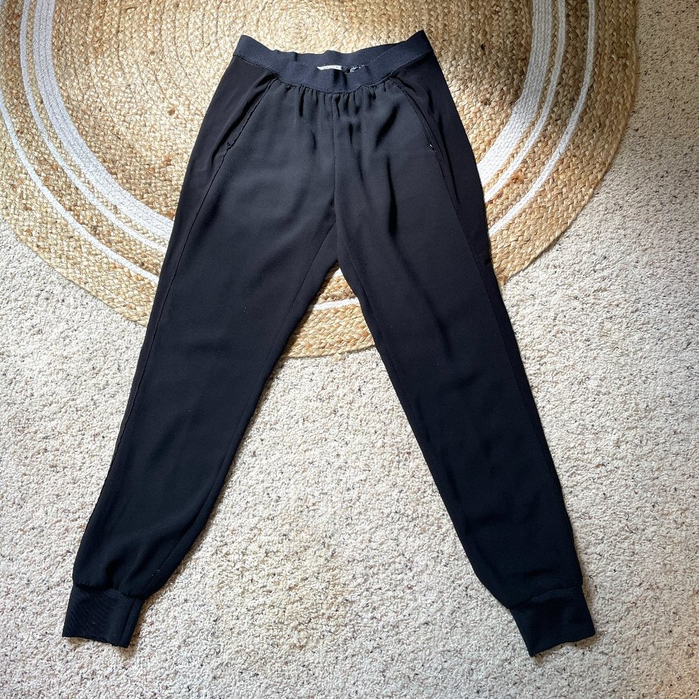 Tahari women’s black ankle pants in black size small.